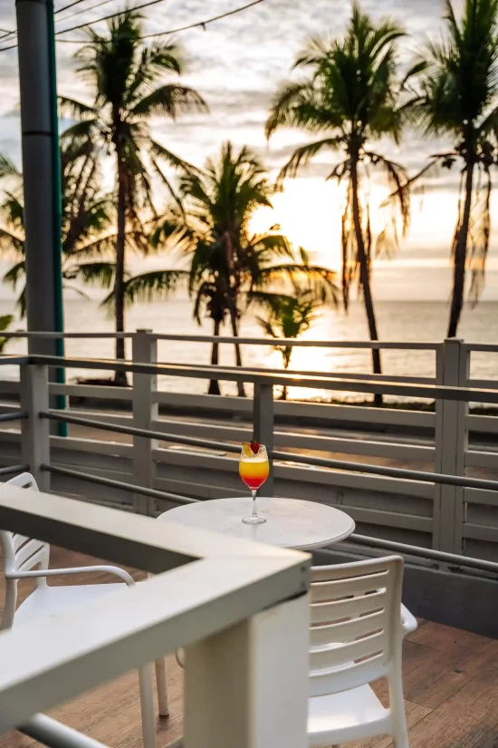 Bebida refrescante con atardecer de fondo en San Andrés Islas