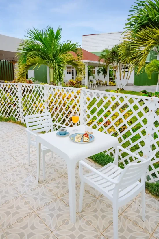 Mesa en zona común del hotel Koray en San Andrés Islas