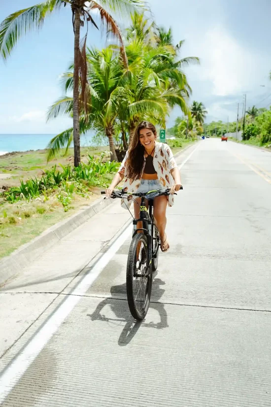 Mujer disfrutando de un paseo por la playa de San Andrés