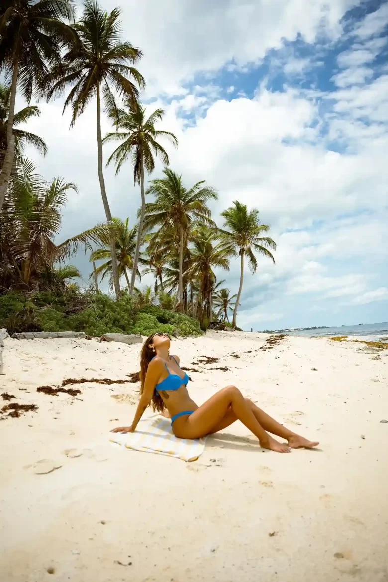 Mujer disfrutando del sol en la playa en San Andres Colombia