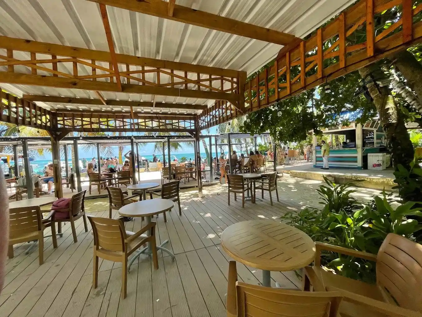 aqua beach te ofrece un ambiente de relajacion para que disfrutes de una bebida refrescante y de la diversidad gastronomica