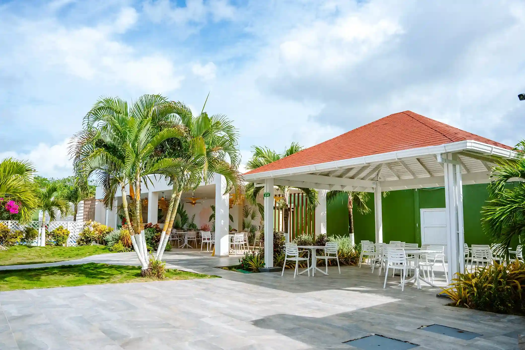 disfruta de este amplio lugar con una hermosa vista que te ofrece el hotel koray en san andres