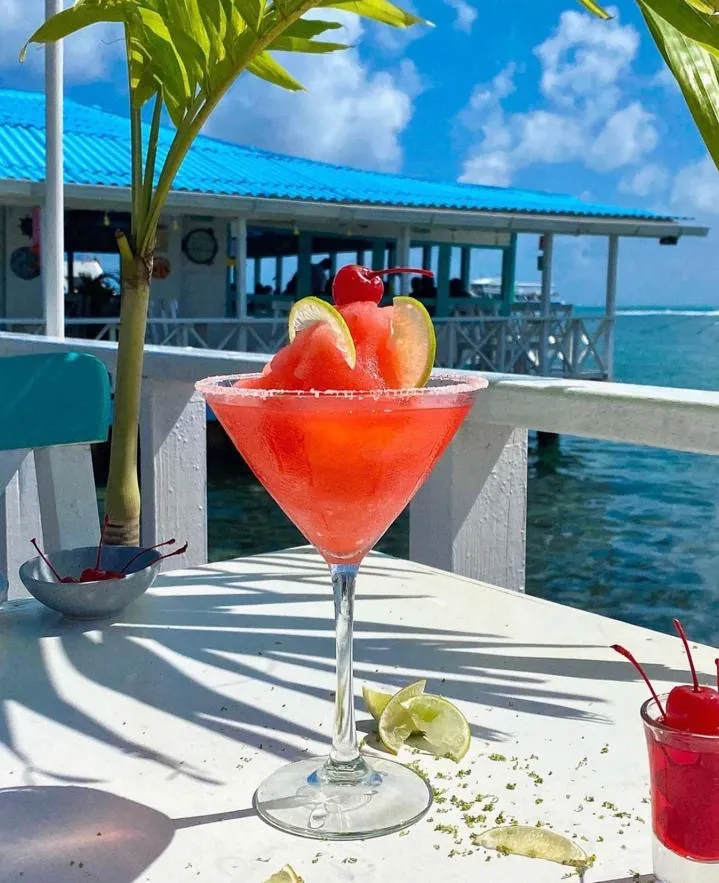 refrescante bebida para disfrutar de una vista con aguas cristalinas