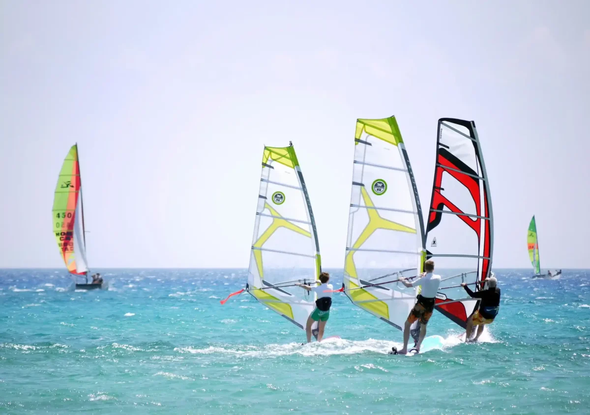 windsurf unas de las aventuras de deporte acuatico que ofrece san andres