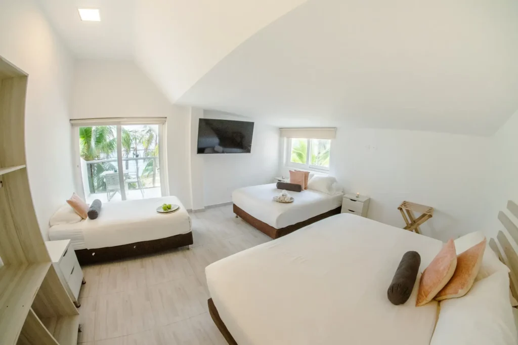 amplia habitacion cuadruple para relajarse y pasar momentos agradables en familia