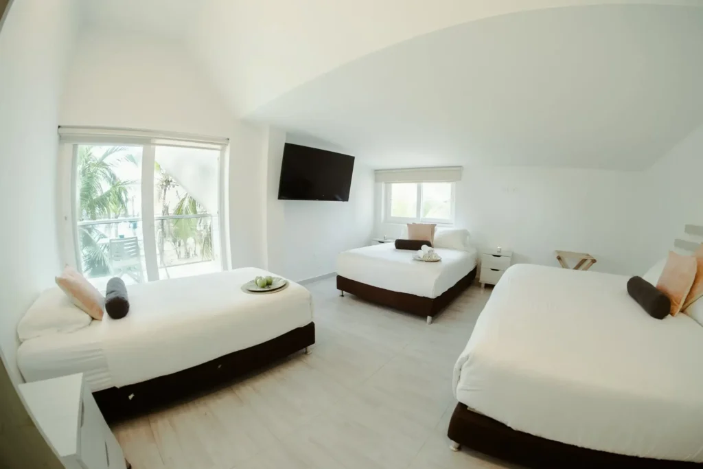 el hotel koray cuenta con una habitacion cuadruple con valcon donde se puede disfrutar de una vista panoramica