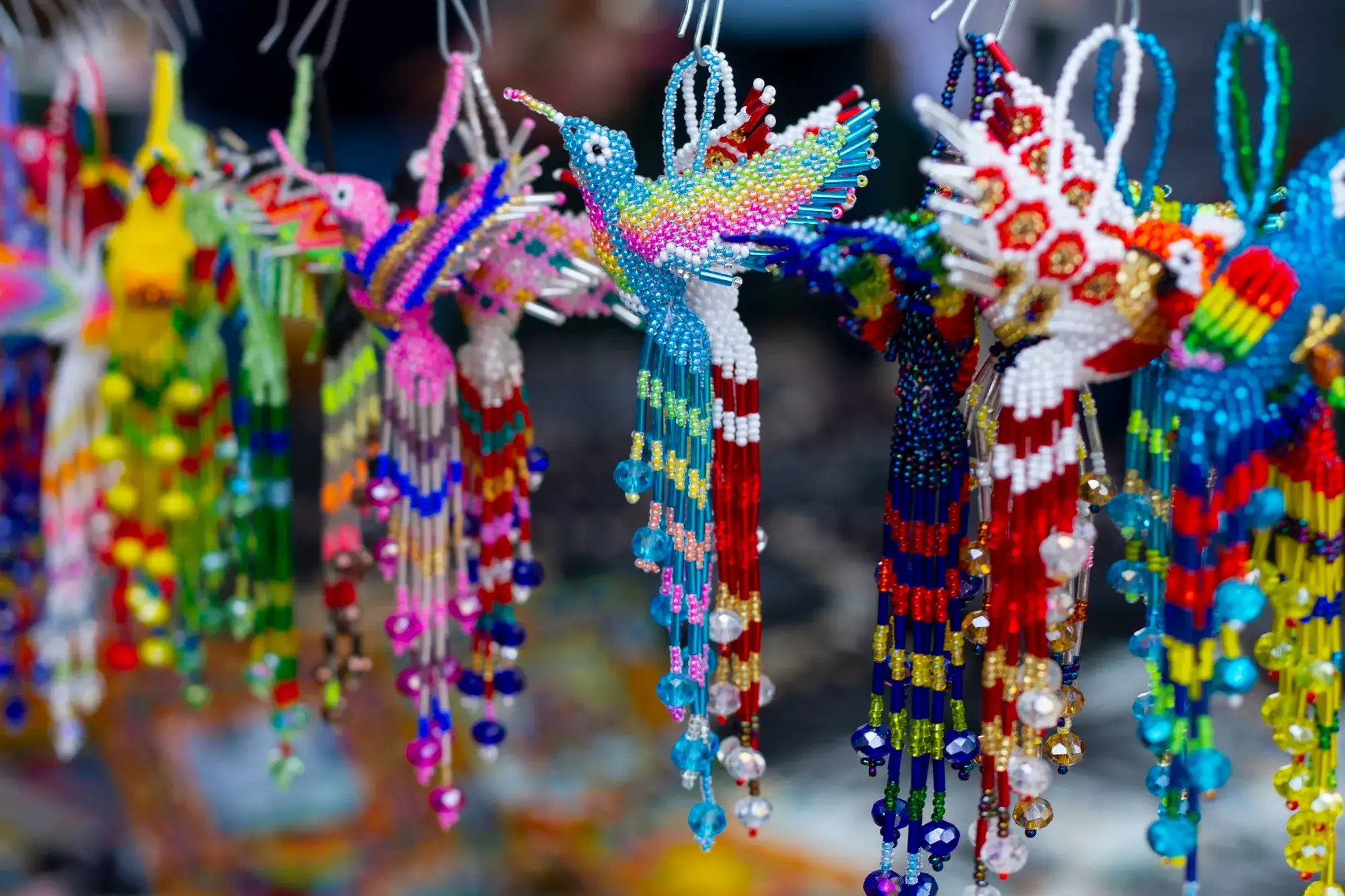 artesanías de pájaros realizado a mano en la playa San Andrés