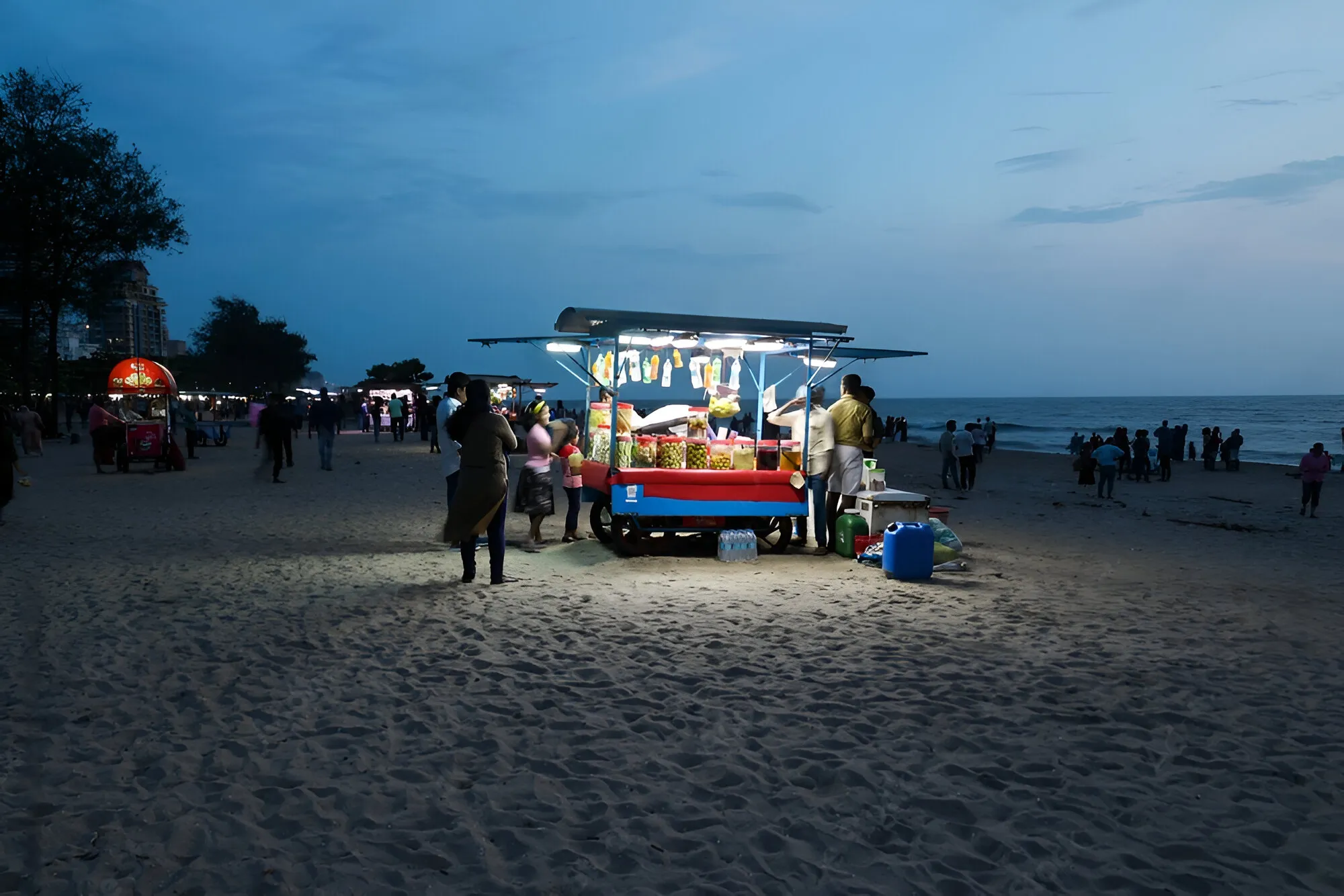 puestos de ventas de comida en la noche en la playa de San Andrés