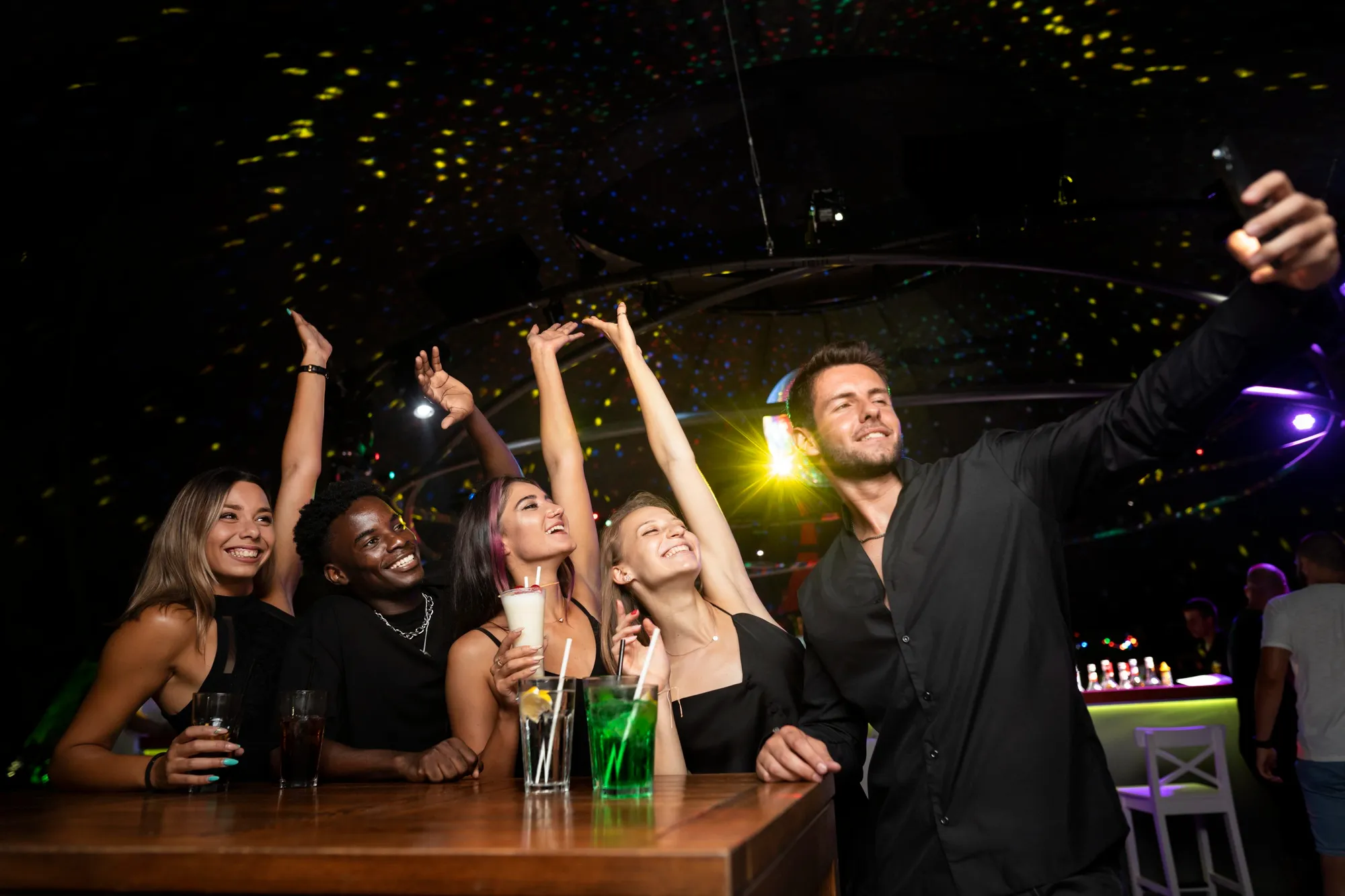 turistas en una discoteca en la playa de San Andrés