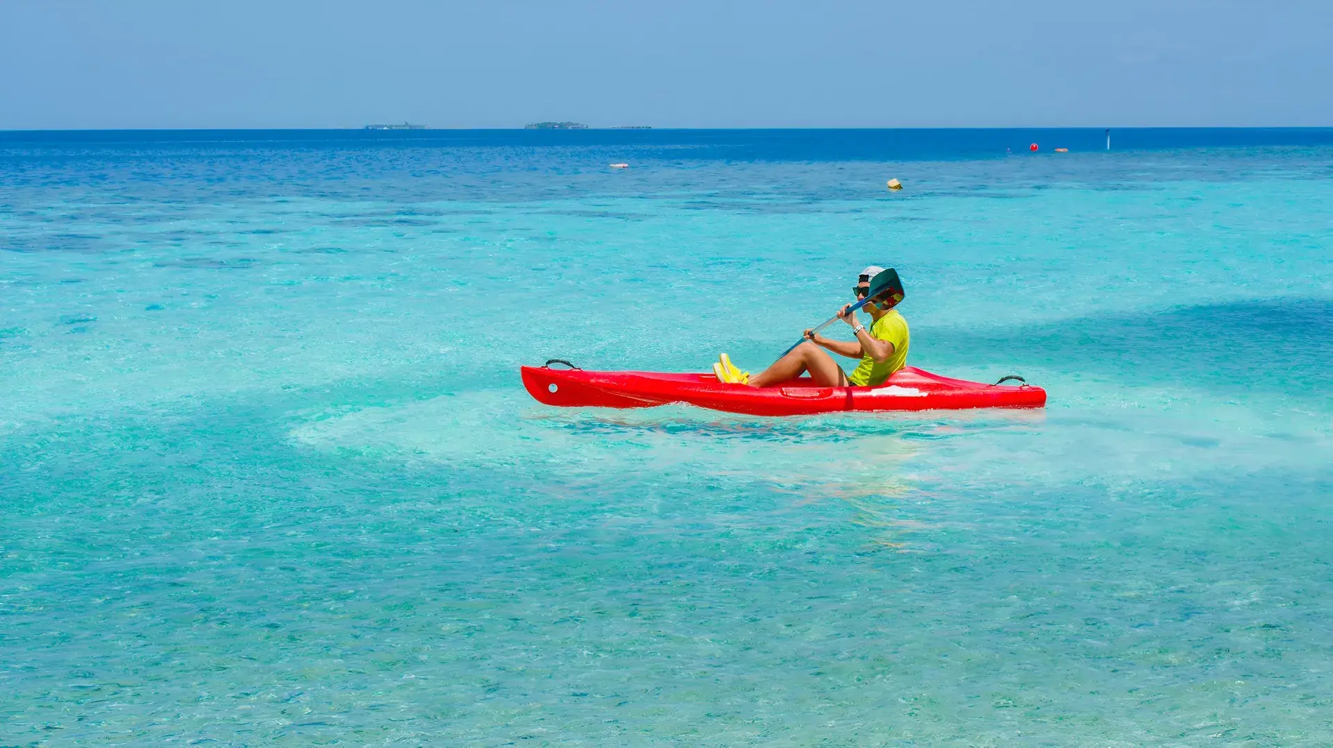 turista practicando deportes acuáticos en el mar de san Andrés.