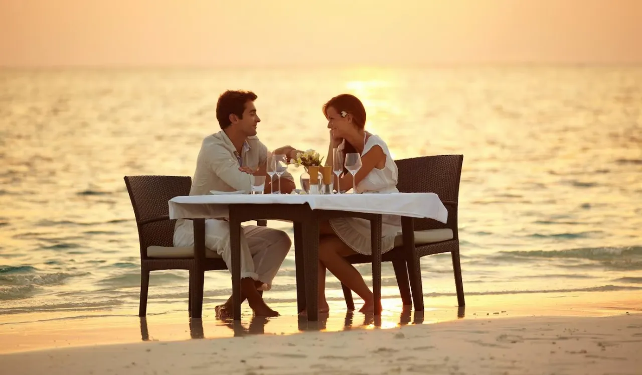 disfruta de unas agradables vacaciones en pareja, para disfrutar de una cena en el atardecer.