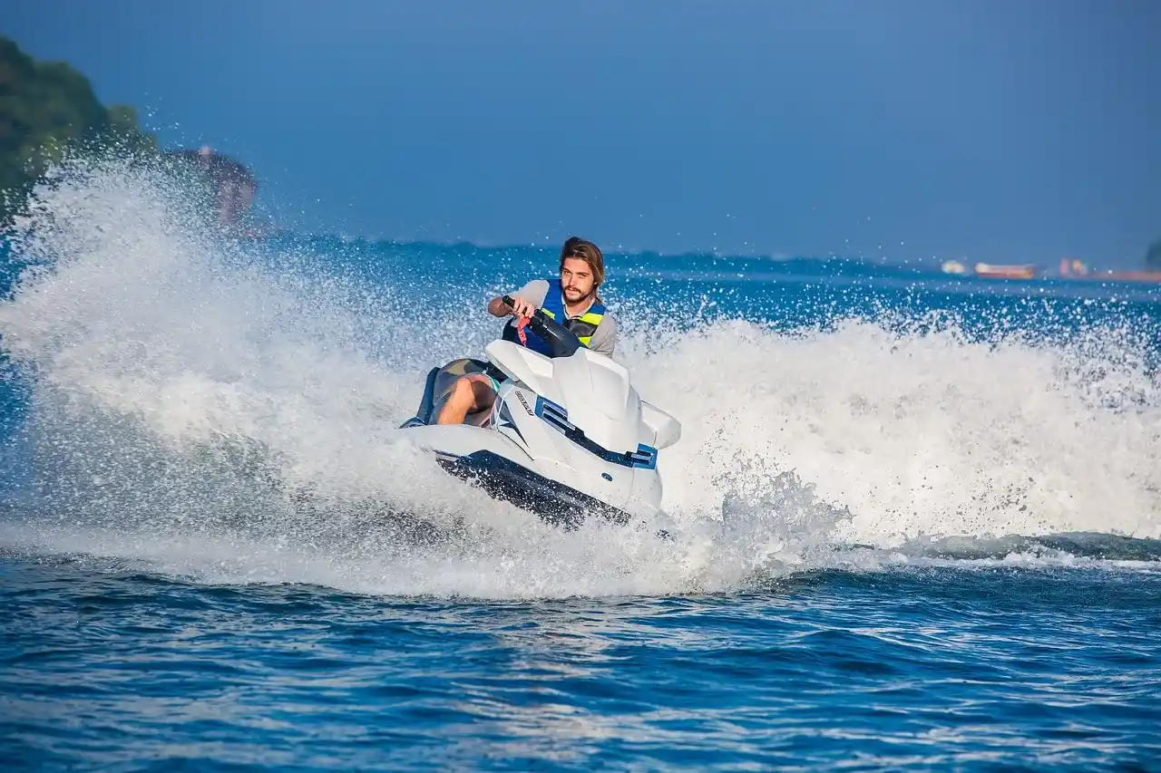 vive unas vacaciones llenas de adrenalina, con los deportes acuáticos en la playa.